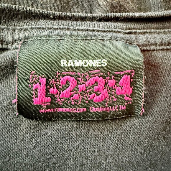 Vintage 2007 Women's Ramones 1234 V-Neck Graphic Band Tshirt Size XL - Picture 3 of 11